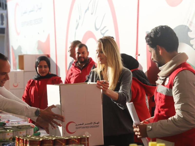 أنجلينا جولي تشارك متطوعي الهلال الأحمر تعبئة المساعدات الإنسانية إلى قطاع غزة