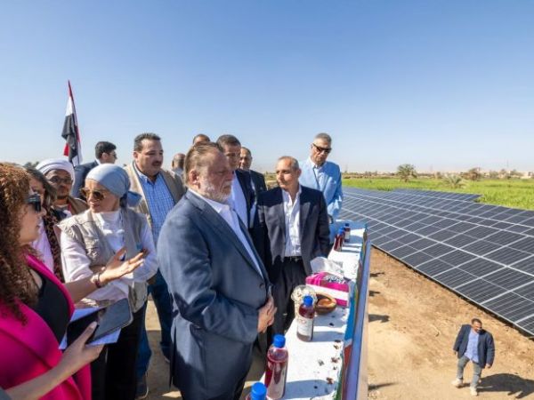 محافظ البنك المركزي ووزير الزراعة يتفقدان القرى المستفيدة من مشروع دعم صغار المزارعين بأسوان