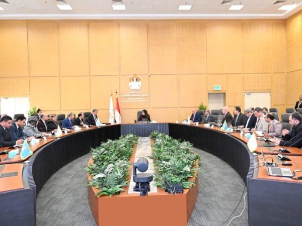 وزيرة الإسكان تستعرض الموقف التنفيذي لمشروعات مياه الشرب والصرف والمنشآت الخدمية الجاري تنفيذها