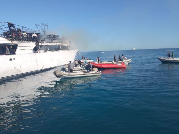 قوات الحماية المدنية تسيطر على حريق في مركب سياحي بالغردقة