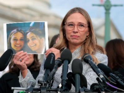 “عالم بلا استغلال” تنشر لإحدى ضحايا إبستين ترفع صورتها وهي بعمر الشباب