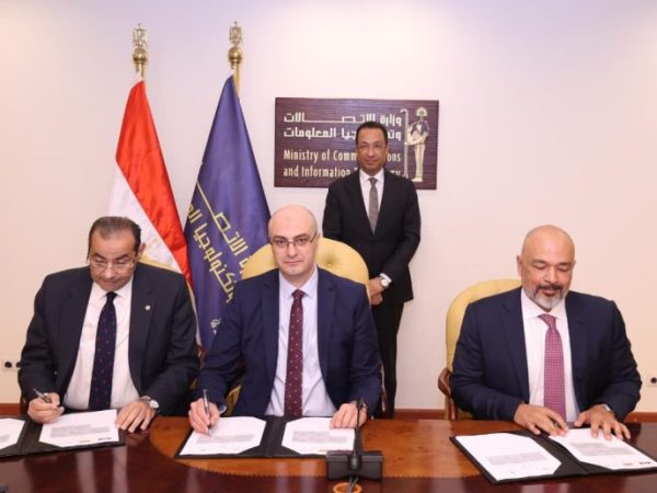 لتعزيز الاستثمارات وتطوير خدمات المحمول..«تنظيم الاتصالات» يوقع اتفاقيات مع المصرية للاتصالات وإي آند مصر