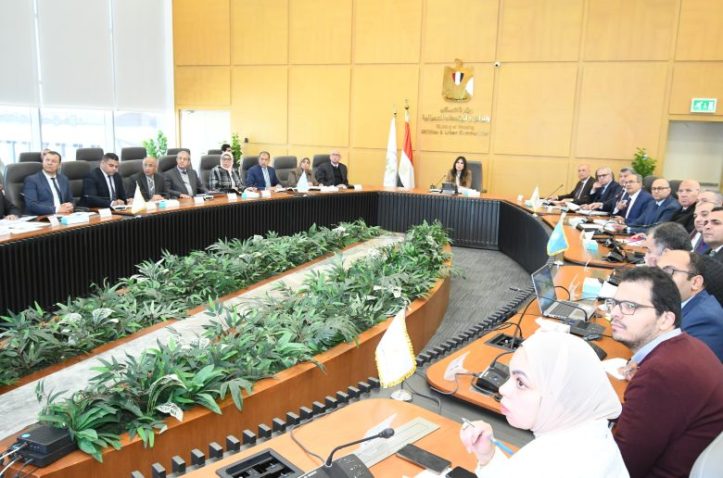 وزيرة الإسكان تتابع منظومة العمل بقطاع مياه الشرب والصرف بالمحافظات والمدن الجديدة