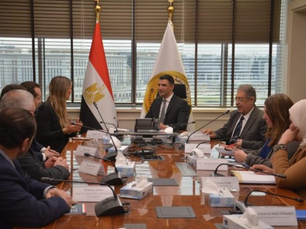 وزير الصناعة يبحث مع «مرسيدس-بنز» توسيع الاستثمارات وتعميق التصنيع المحلي