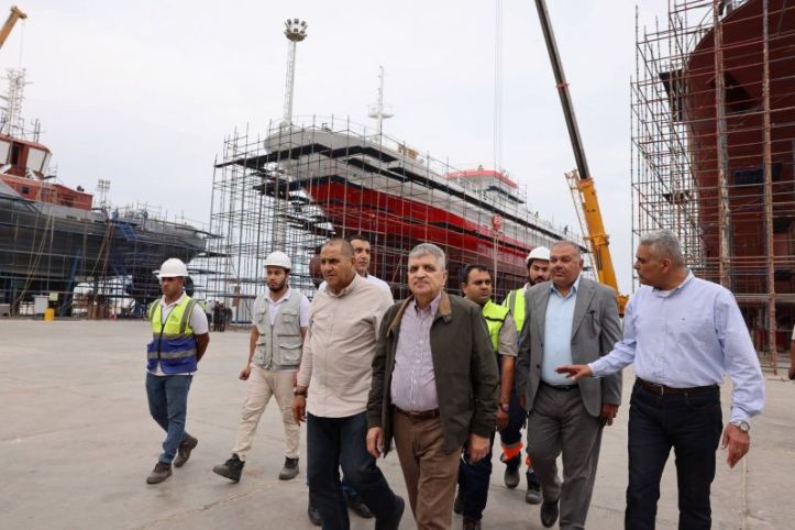 الفريق أسامة ربيع يتفقد أعمال بناء قاطرات”عزم”ويتابع معدلات بناء سفن الصيد”رزق”