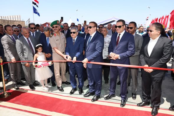 رئيس هيئة قناة السويس ومحافظ بورسعيد يشهدان افتتاح كوبرى النصر العائم 2 للربط بين مدينتي بورسعيد وبورفؤاد