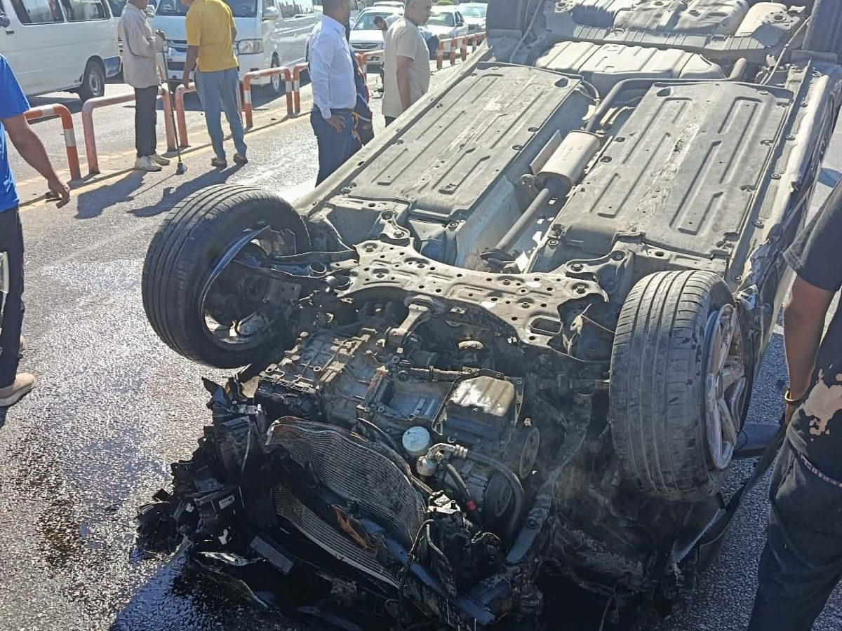 انقلاب سيارة ملاكي 3 مرات أمام ديوان عام محافظة بورسعيد