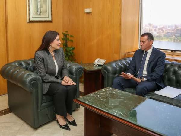 وزيرة الإسكان ومحافظ أسوان يبحثان موقف منظومة مياه الشرب والصرف الصحي بالمحافظة