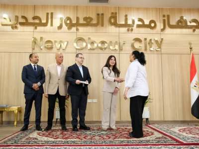 وزيرة الإسكان تسلم عقود توفيق أوضاع الأراضي المضافة بمدينتي العبور الجديدة والشروق