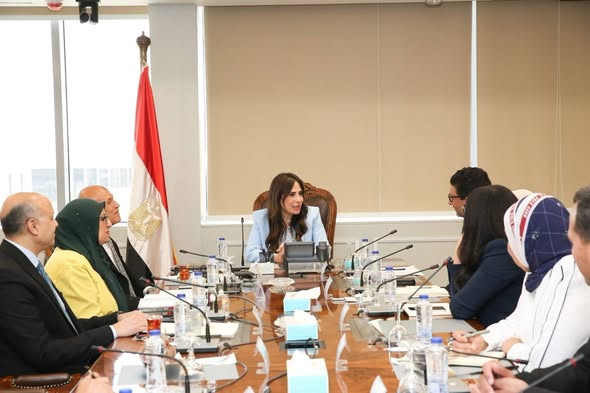 وزيرة الإسكان تبحث مع وفد مؤسسة التمويل الدولية (IFC) تعزيز التعاون في مشروعات المياه وتحلية مياه البحر