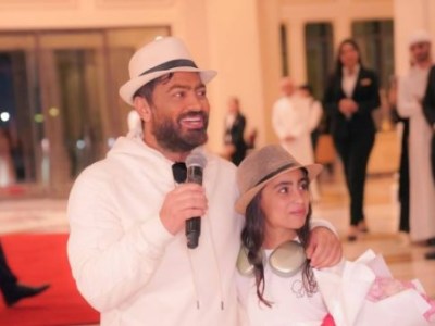 تامر حسني يغني مع ابنته تاليا في حفل رأس الحكمة