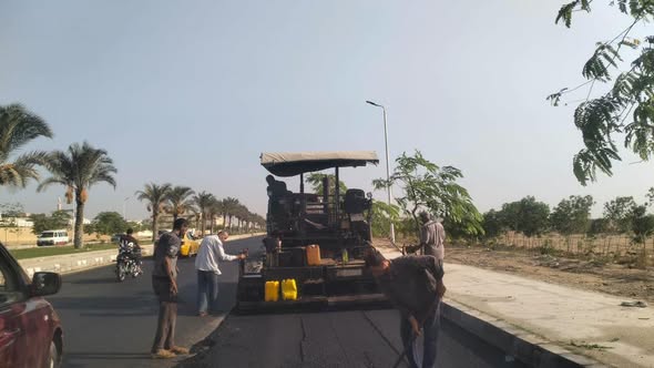 وزيرة الإسكان تتابع مشروعات تطوير الطرق ورفع كفاءة المرافق والتصدي للإشغالات بمدينة العاشر من رمضان