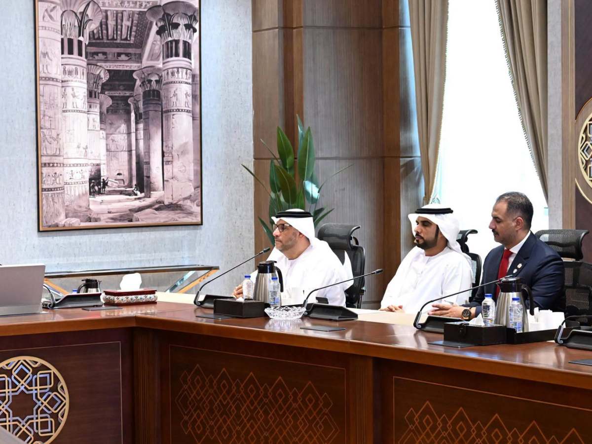 رئيس الوزراء يلتقي مع مسئولي إمارة الفجيرة لمتابعة الإجراءات والخطوات لاستكمال تنفيذ المشروع
