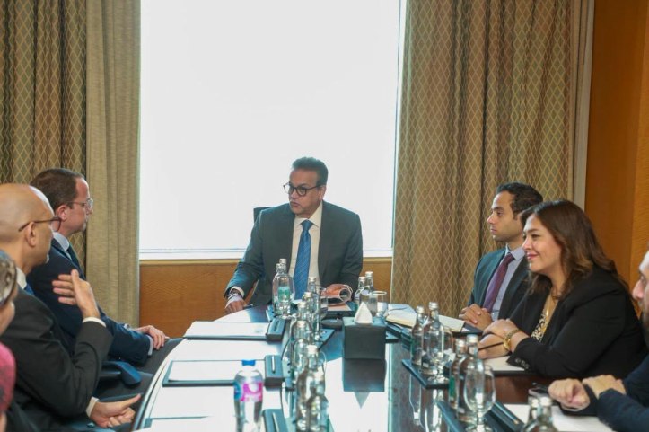 وزير الصحة يبحث مع «فايزر» توطين لقاح المكورات الرئوية وتعزيز التعاون في علاجات الأورام والأمراض النادرة